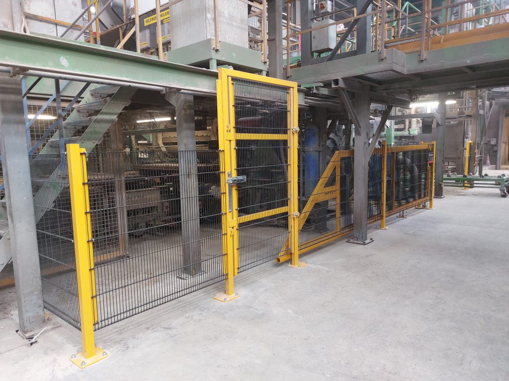 Veiligheidshekwerk op maat ontworpen voor de specifieke productieomgeving en geïnstalleerd in een steenfabriek.